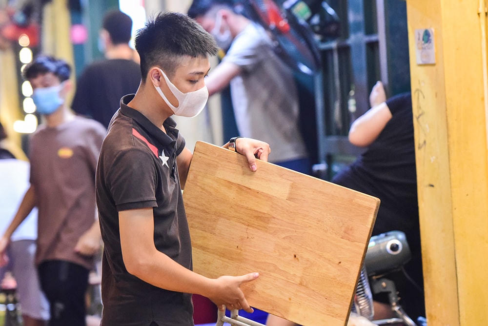 Đêm càng về khuya, khách càng vắng. Các nhân viên dọn dẹp chuẩn bị đóng cửa hàng trước 0h ngày 1/8.