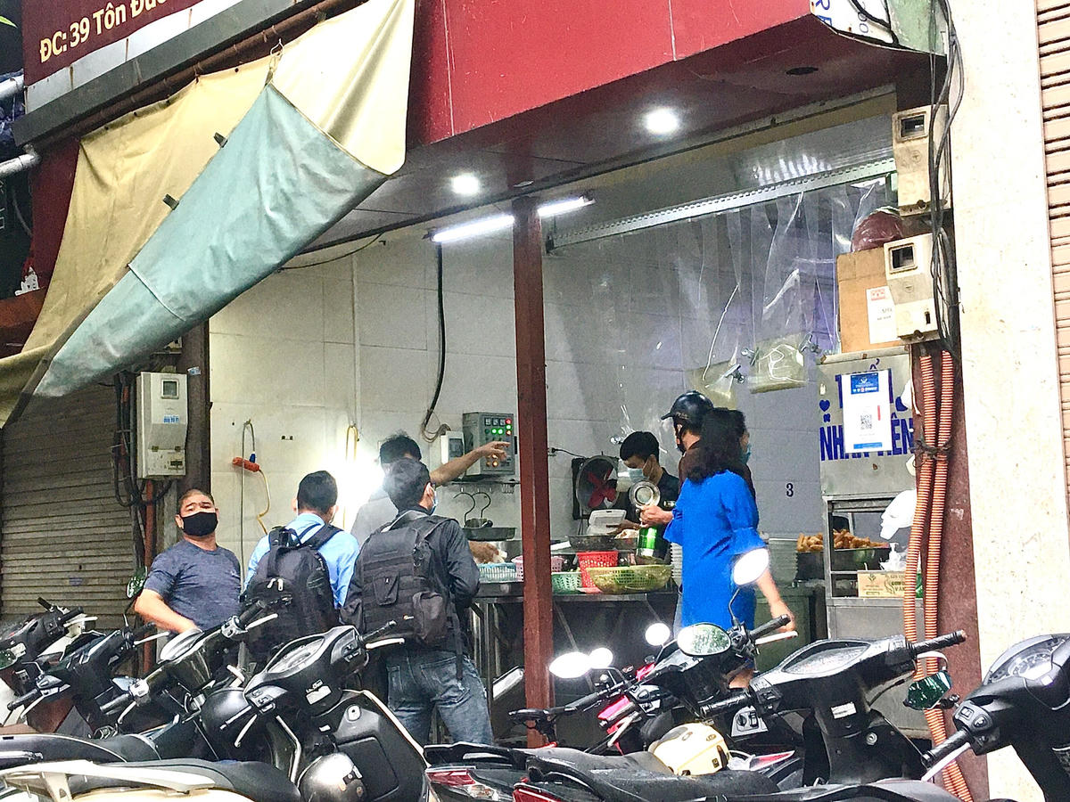 Tuy nhiên cũng theo ghi nhận, lượng khách đến ăn tại chỗ trong các quán bún, phở sáng nay còn ít, chủ yếu vẫn là mua mang về...