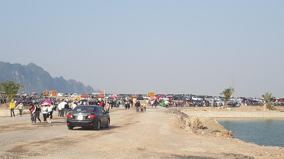 Bãi trông giữ xe đông kín.