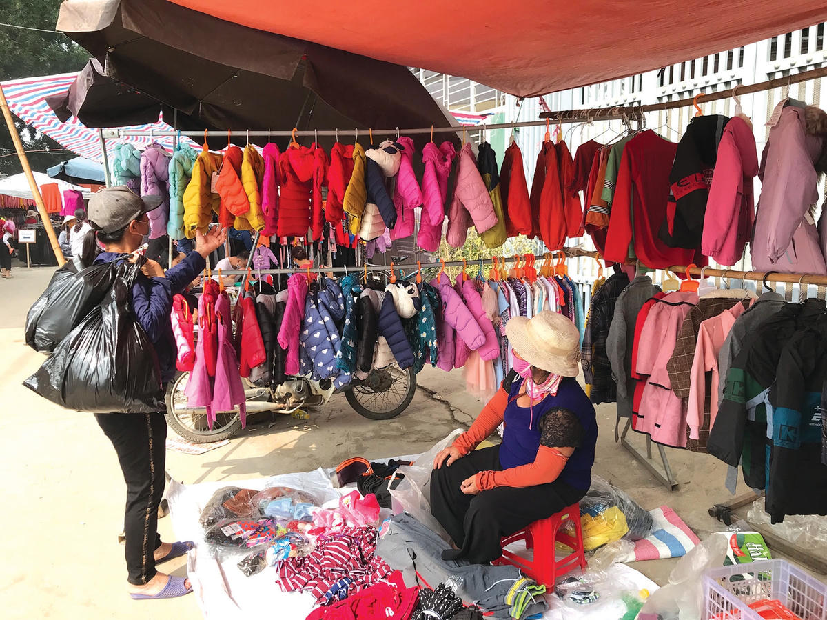 Cửa hàng bán trang phục mùa đông cho phụ nữ và trẻ em vắng khách.