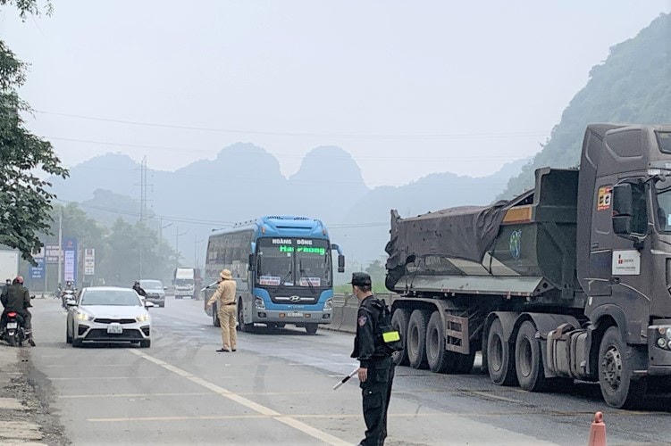 Lực lượng chức năng làm nhiệm vụ tại các chốt phòng chống dịch Covid-19 tại Ninh Bình kiểm soát, yêu cầu khai báo y tế đối với tất cả người và phương tiện vào và đi qua tỉnh.
