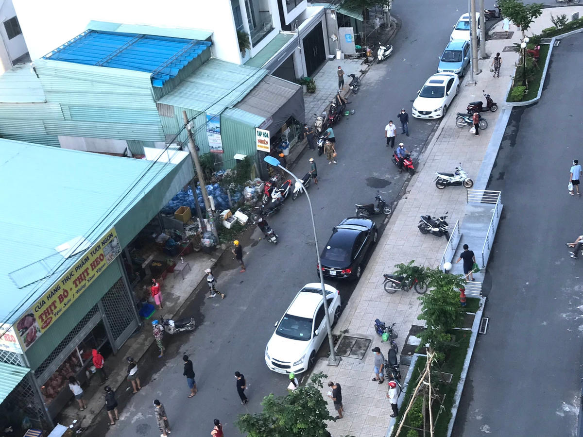 Người dân TP Thủ Dầu Một xếp hàng mua thực phẩm trong nhưng ngày thực hiện Chỉ thị 16.