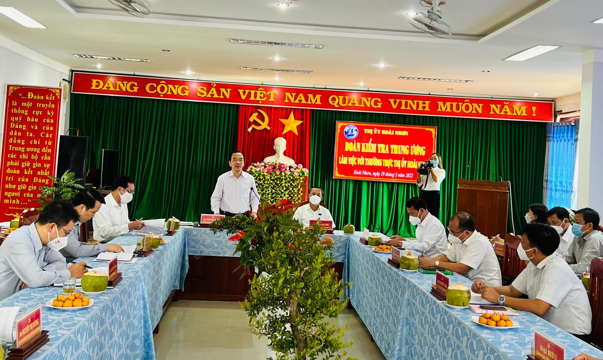 Đoàn công tác làm việc với Thường trực Thị ủy Hoài Nhơn.