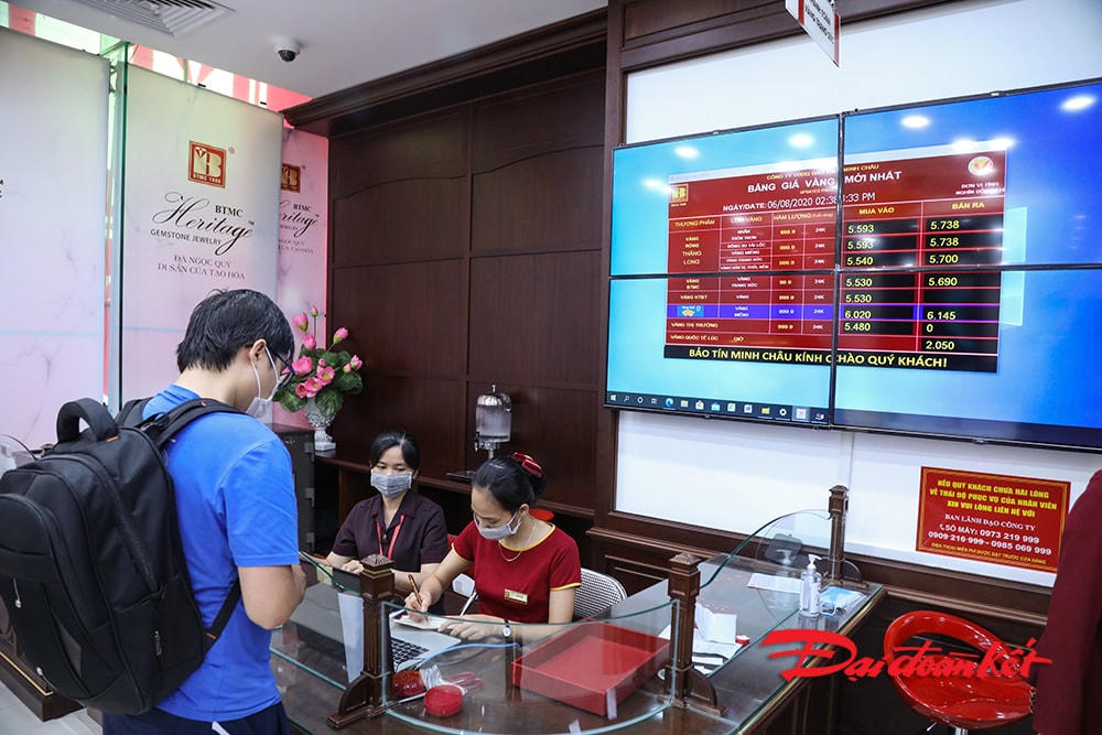 Giá vàng tại thời điểm: vàng miếng SJC 999.9 mua vào: 6.020 - bán ra: 6.145.