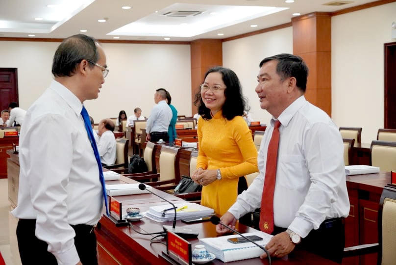  Bí thư Thành ủy TP Nguyễn Thiện Nhân trao đổi bên lề với các đại biểu dự Hội nghị. (Ảnh: Hồng Phúc).