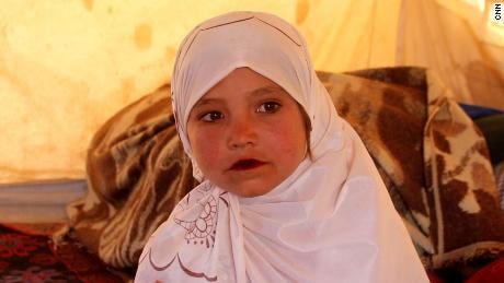 Cô bé Parwana có đôi mắt đen láy nhưng đượm buồn. Em mới 9 tuổi khi bị bán làm vợ một người đàn ông 55 tuổi.