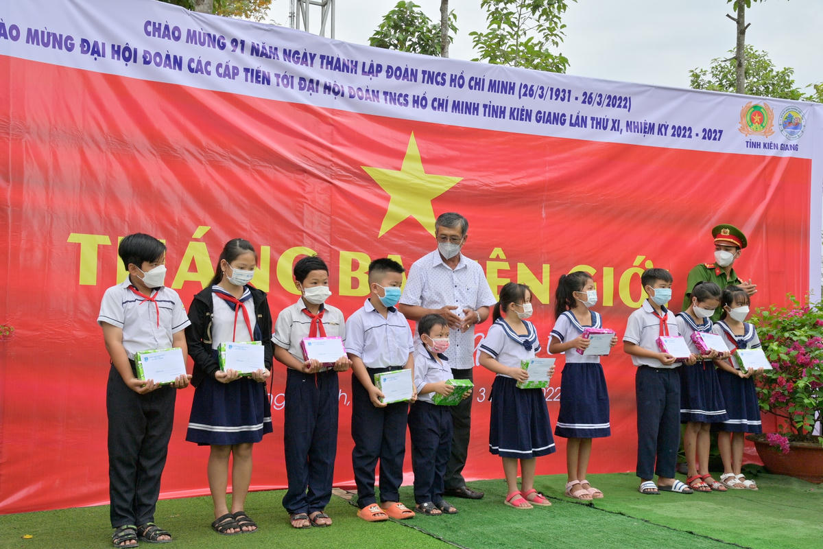 Đại diện Bộ đội Biên phòng, lãnh đạo địa phương trao quà cho các em học sinh nghèo vượt khó học giỏi.