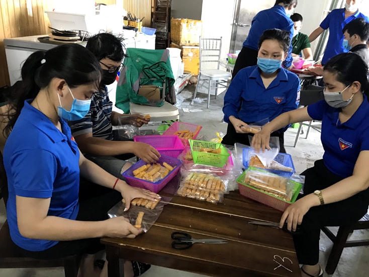 Đoàn viên thanh niên Quảng Bình đóng gói ram ủng hộ người dân TP HCM.