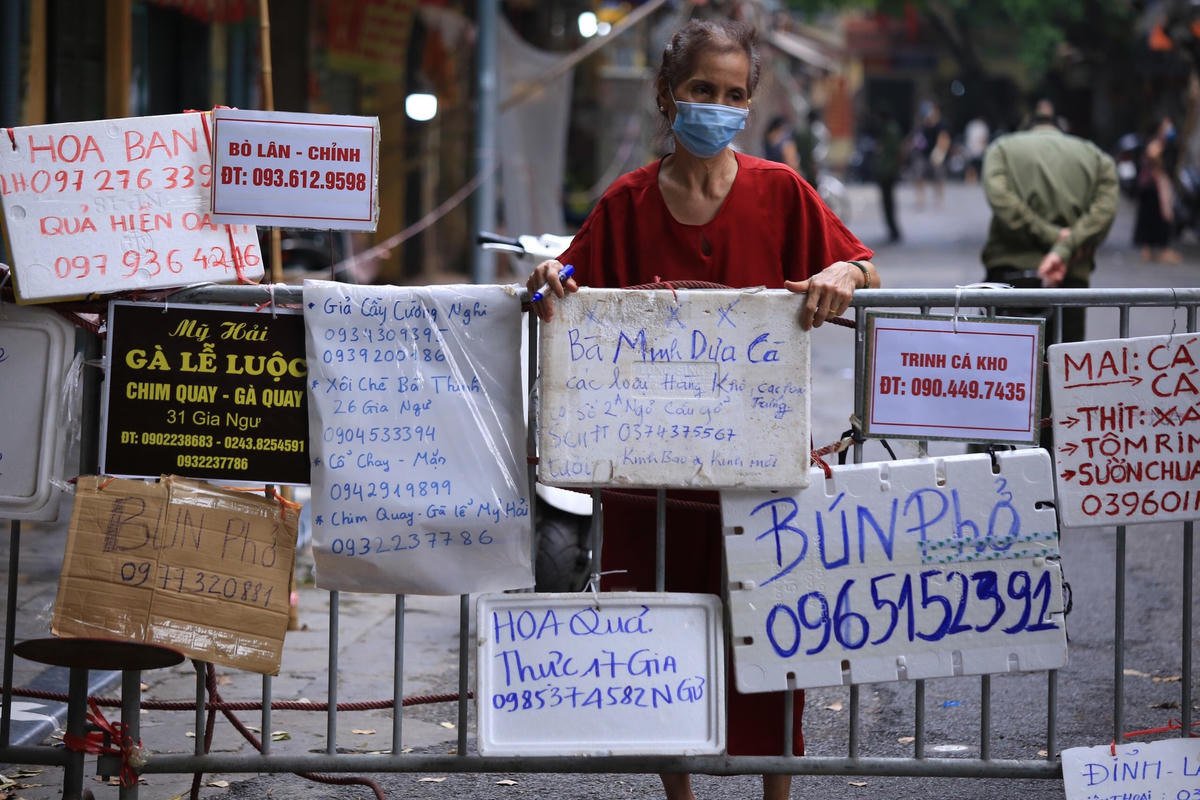 Bà Minh tâm sự, từ ngày chuyển sang hình thức kinh doanh cho khách hàng gọi điện, lượng khách hàng giảm nhiều so với thời gian trước.
