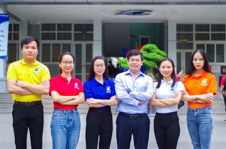 TS Dương Trung Kiên, Phó Hiệu trưởng nhà trường cùng đội FLAMES.  