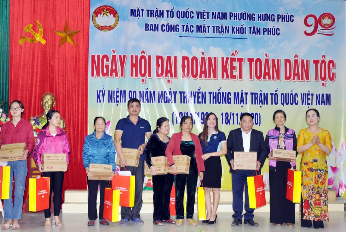 Dịp này, Ủy ban MTTQ tỉnh Nghệ An cũng tặng 10 suất quà cho các gia đình khó khăn.
