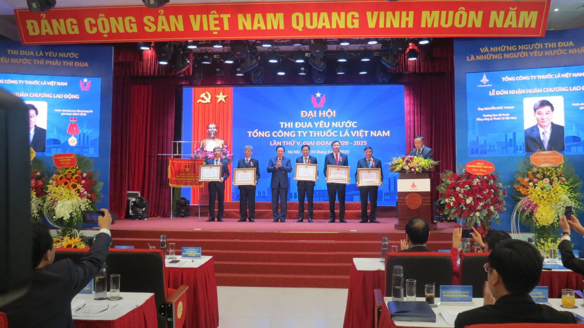 Trao tặng Huân chương Lao động cho các cá nhân có thành tích xuất sắc của Vinataba.