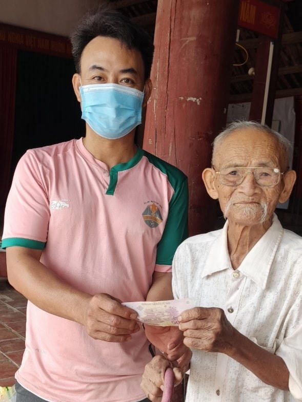 Cụ Hoàng Đình Toa gửi 50.000đ đến cán bộ thôn Thanh Xá nhằm giúp đồng bào TP Hồ Chí Minh chống dịch.