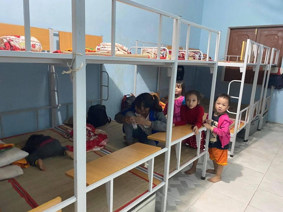 Trẻ em ở Trà Leng được đưa đến nơi an toàn.