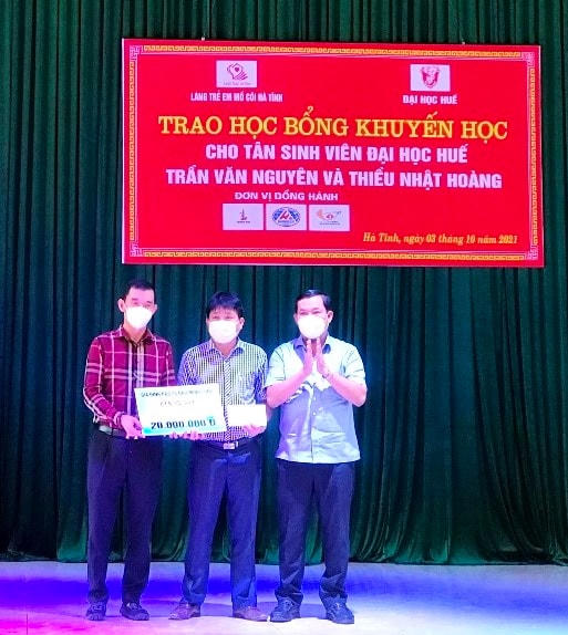 Các nhà hảo tâm trao quà cho Làng SOS Hà Tĩnh.