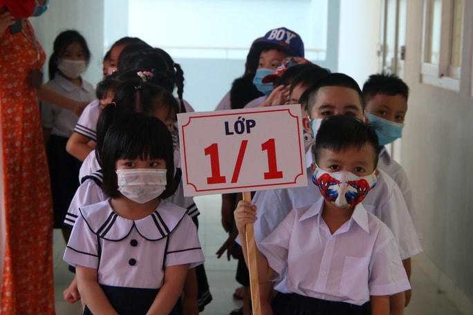 Học sinh lớp 1 năm học 2020-2021 được đánh giá là mạnh dạn, tự tin hơn, và đọc thông, viết thạo ngay trong học kỳ 1. Ảnh: Nguyễn Thuận.