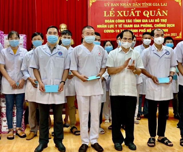 Đoàn y, bác sỹ tỉnh Gia Lai dự lễ suất quân vào TP HCM chung tay cùng chống dịch.