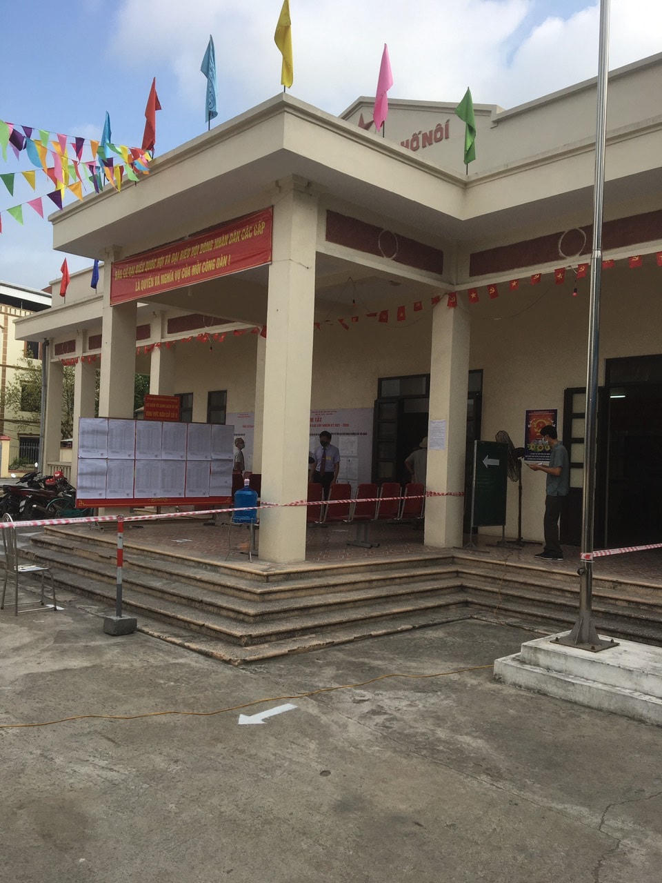 Trụ sở UBND phường Bần, thị xã Mỹ Hào, nơi đặt một điểm bỏ phiếu. Ảnh: Đỗ The.