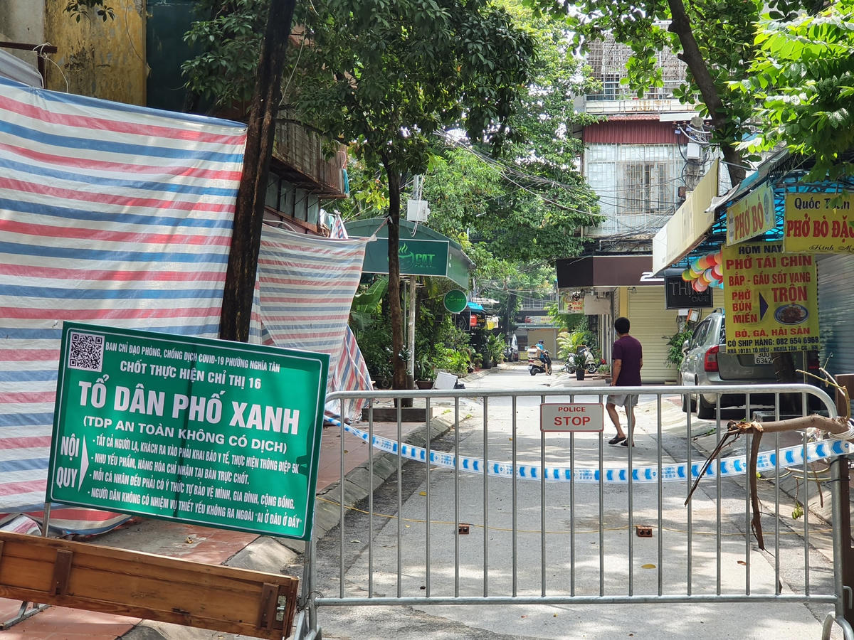 Ngoài các chốt chặn chính, rất nhiều các chốt chặn "cứng" cũng được lập nên và có người giám sát.
