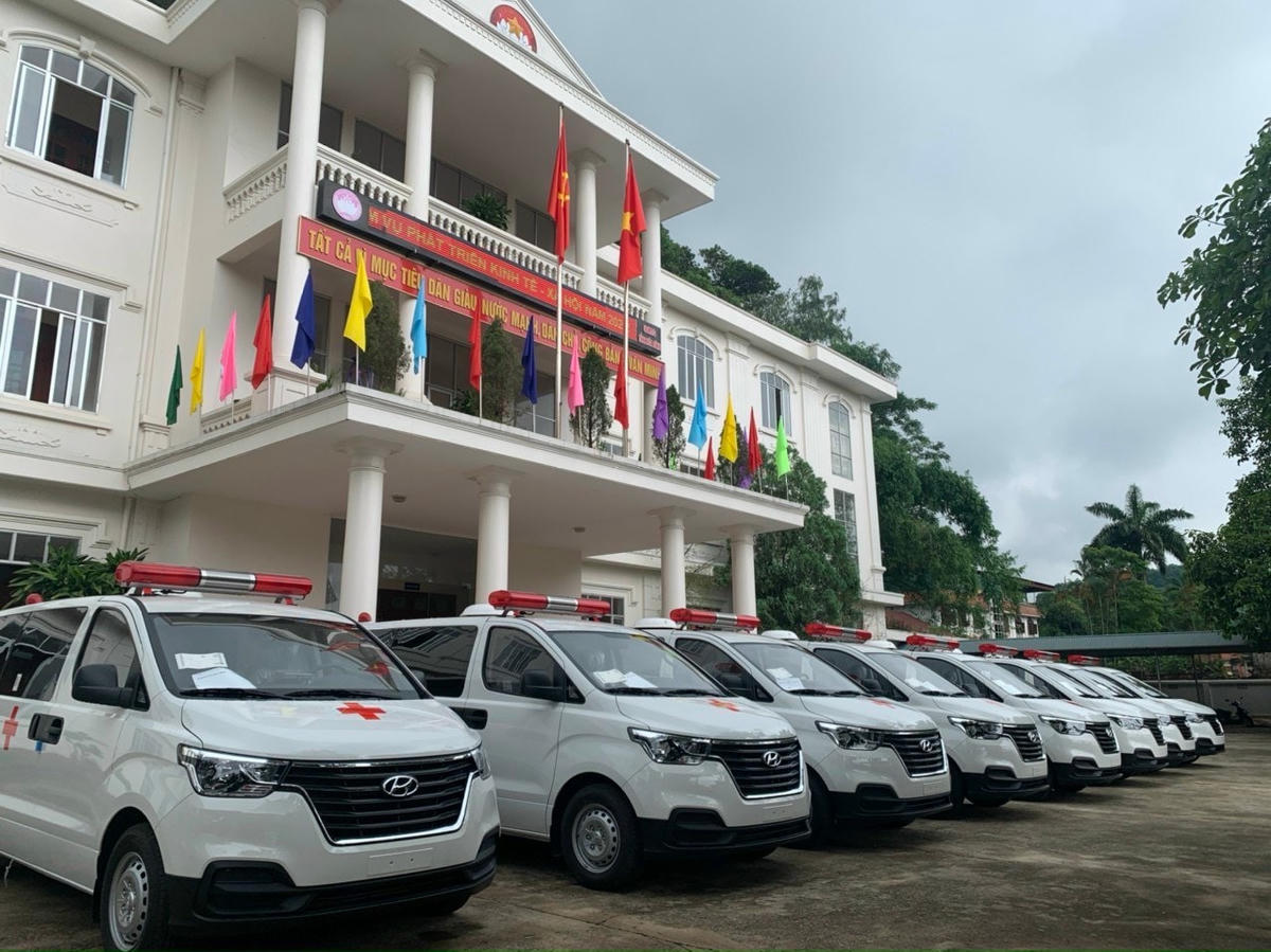 Hội hoa lan trà đá tỉnh Hòa Bình quyên góp, trao tặng 8 chiếc xe cứu thương trị giá 6 tỷ đồng.