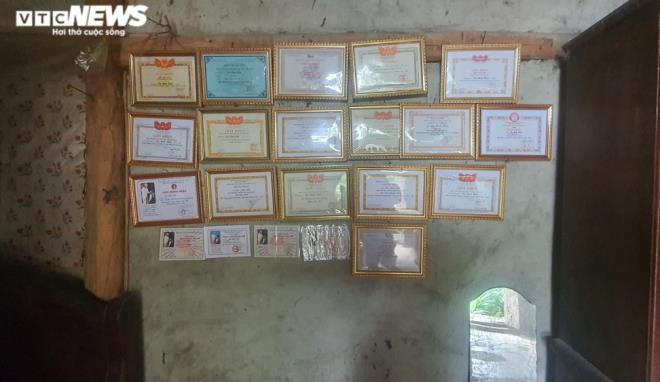            Bức tường treo đầy giấy khen của Tẩn Minh Khải qua các cấp học. (Ảnh: Quốc Việt).