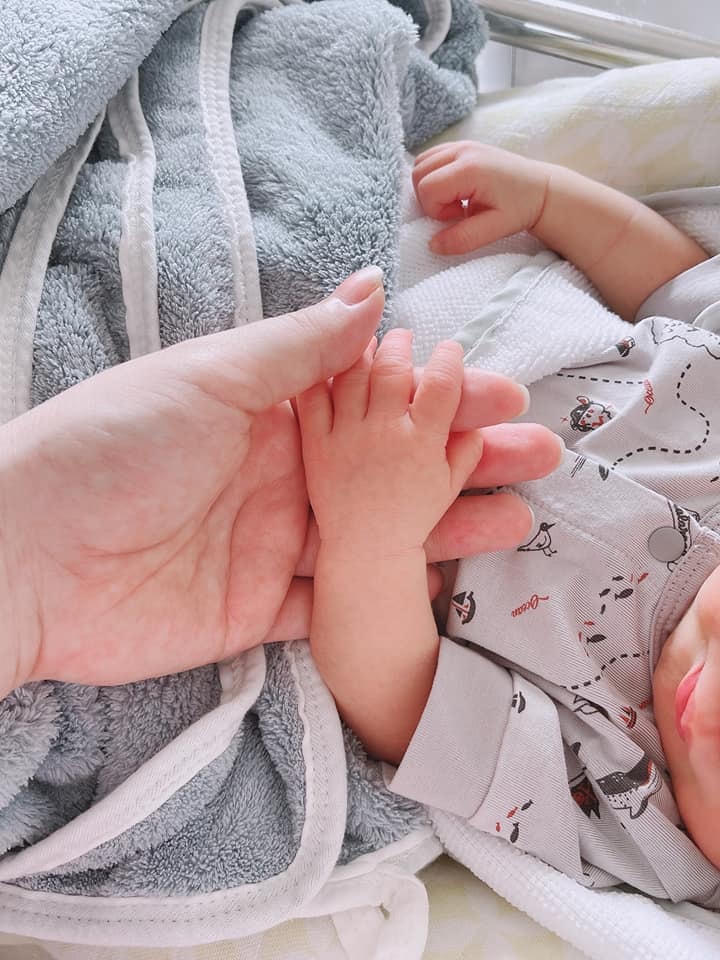"Công chúa bong bóng" dành nhiều thời gian ở bên con. 