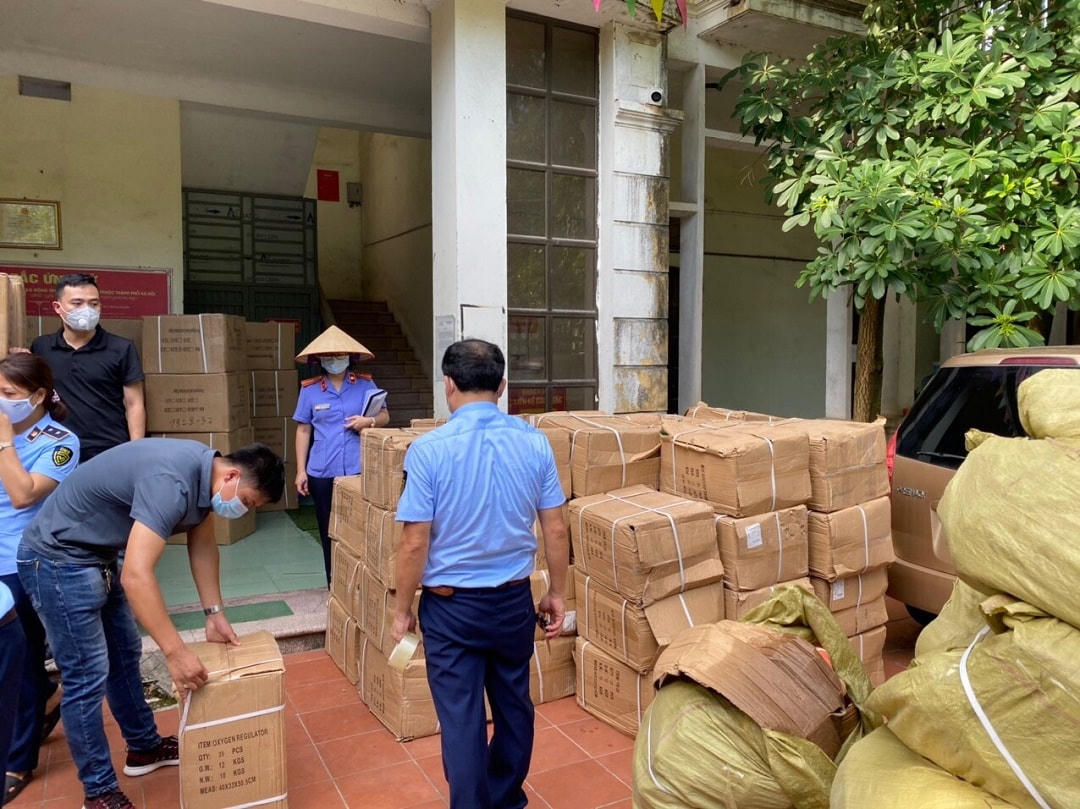 Lực lượng chức năng kiểm tra, phát hiện hàng hóa không rõ nguồn gốc