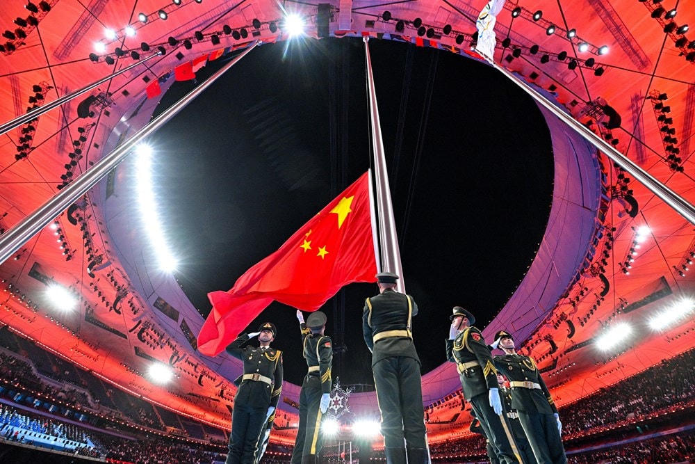 Lễ thượng cờ Trung Quốc tại lễ bế mạc Olympic mùa Đông Bắc Kinh 2022, Trung Quốc, ngày 20/2/2022. (Ảnh: AFP/ TTXVN).