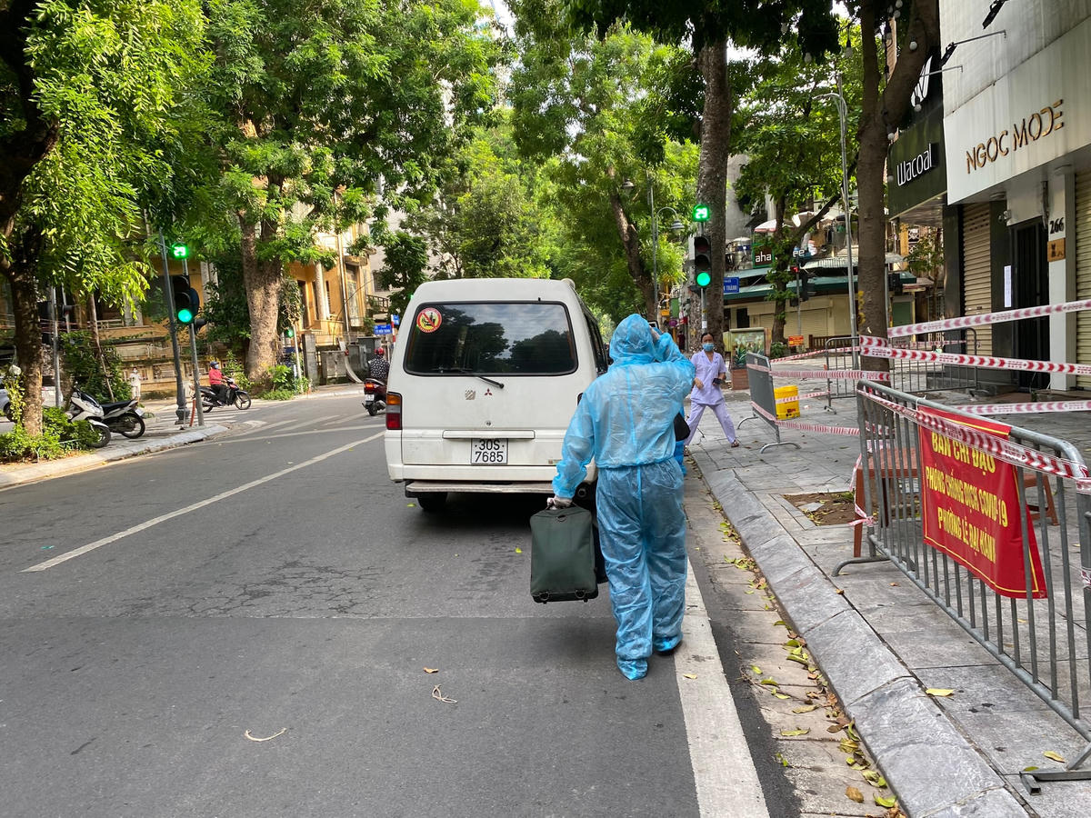 [ẢNH] Áp dụng biện pháp phòng dịch tại 262, 264, 266 Bà Triệu do có 2 ca dương tính