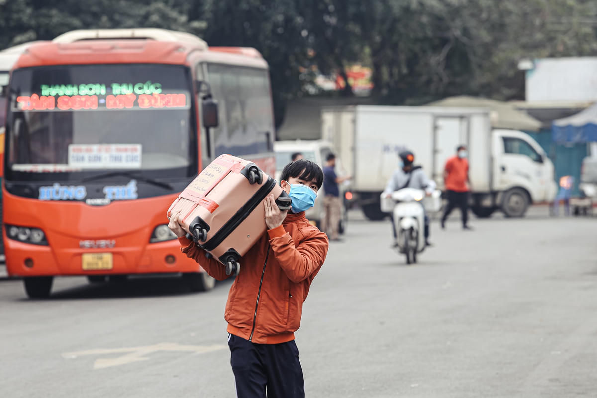 Anh Nguyễn Văn Tuấn đi xe khách Nam Định đến bến xe Mỹ Đình cho biết: “Tôi chưa thấy năm nào nghỉ Tết mà trên xe lại vắng vẻ như hiện nay. Hôm nay, sau kỳ nghỉ Tết tôi quay lại Hà Nội để làm việc trên xe khá vắng vẻ chỉ có đúng 3 người trong suốt chặng đường”.