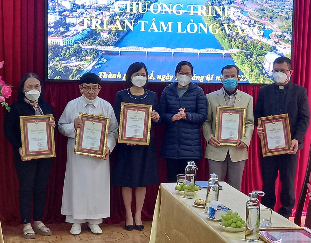 Mặt trận thành phố Huế tri ân những tấm lòng vàng trong phòng, chống dịch Covid-19