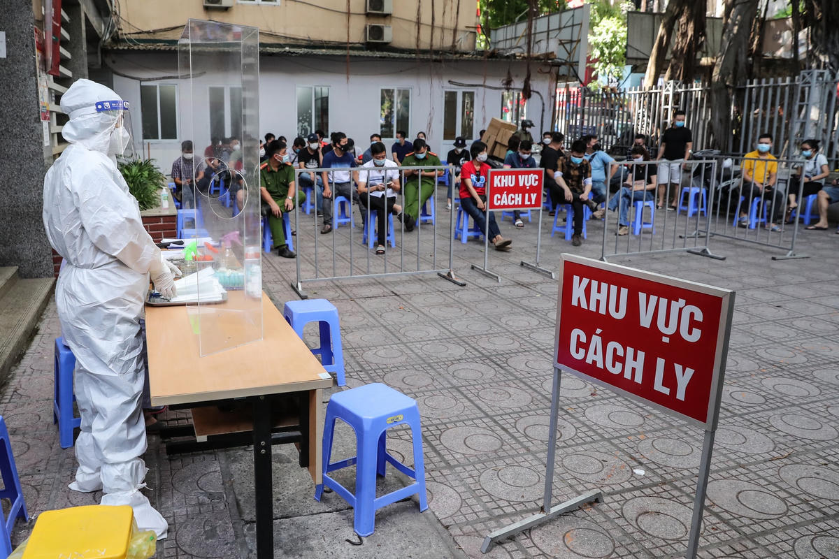 Trung tâm Y tế quận Hai Bà Trưng (Hà Nội) tổ chức lấy mẫu xét nghiệm. Ảnh: Quang Vinh.