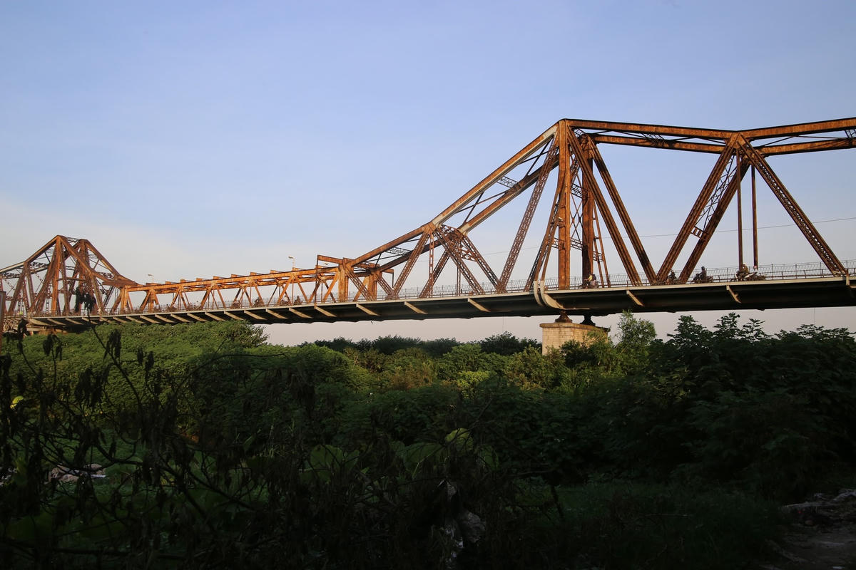 Dưới chân cầu Long Biên (Hà Nội) từ nhiều năm nay là nơi sinh sống của một dãy trọ của dân ngụ cư. Đó là những người từ quê lên Hà Nội lập nghiệp. Họ chủ yếu làm vài ba công việc buôn bán ngay trong chợ hoặc đi nhặt ve chai, bán hàng rong...