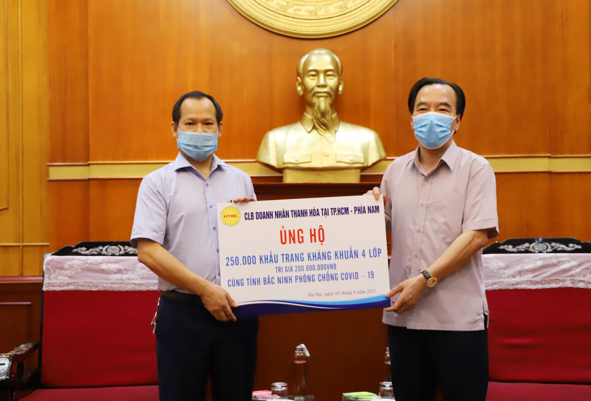 Phó Chủ tịch Ngô Sách Thực tiếp nhận ủng hộ 250.000 khẩu trang từ CLB Doanh nhân Thanh Hóa tại TP. Hồ Chí Minh ủng hộ tỉnh Bắc Ninh phòng chống dịch Covid-19.