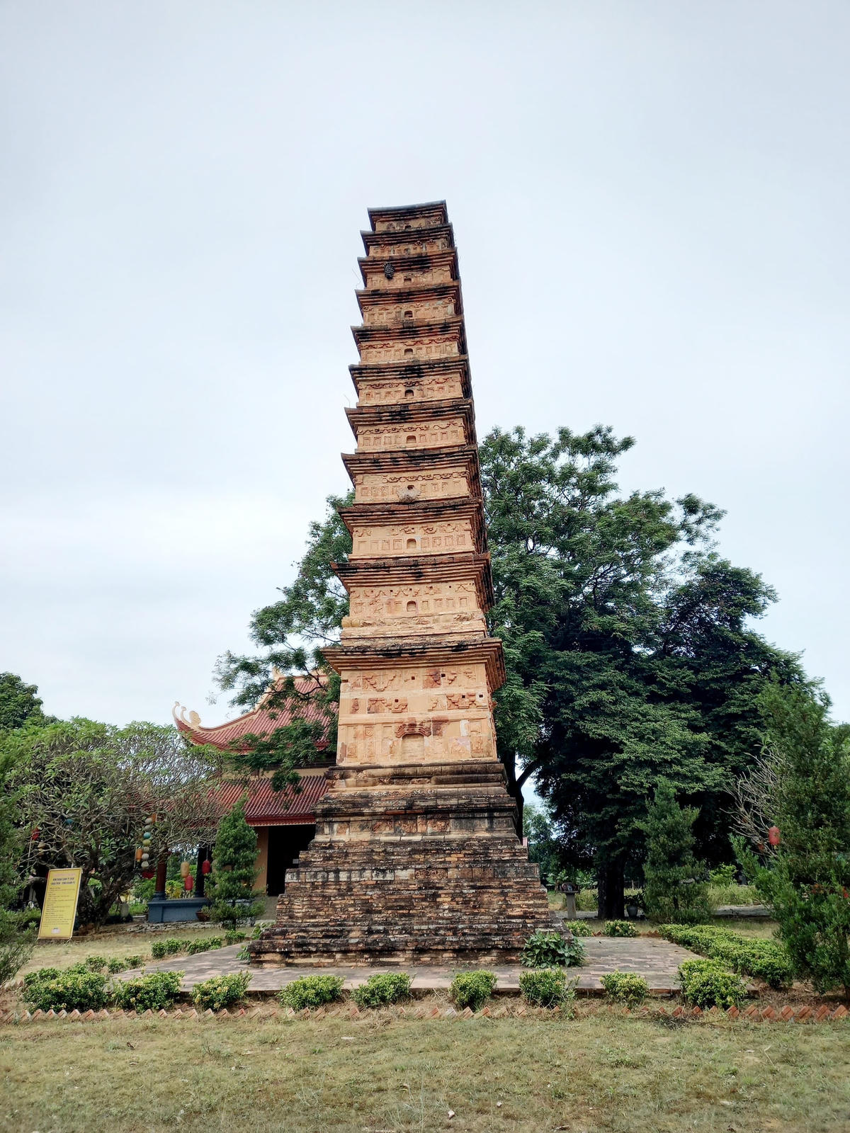 Tháp hiện nay còn lại 11 tầng, không kể bệ tháp. Phần chóp tháp đã bị mất.  