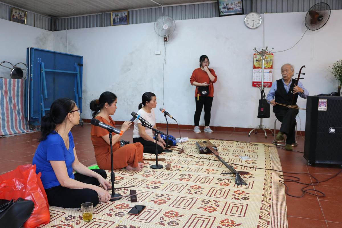 Một lớp học dạy hát Xẩm miễn phí do cụ Đảm chủ trì. Ảnh: Doãn Nhàn.  