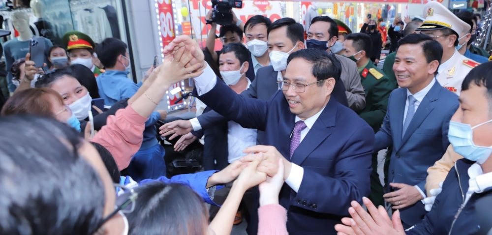 Người dân tỉnh Thanh Hoá vui mừng đón Thủ tướng Chính phủ về thăm quê hương.