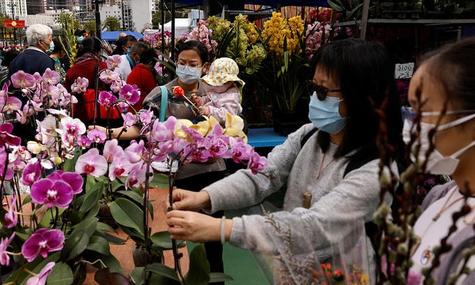 Khách đeo khẩu trang tới mua họa tại Công viên Victoria, Hong Kong, Trung Quốc, ngày 11/2. Ảnh: Reuters.