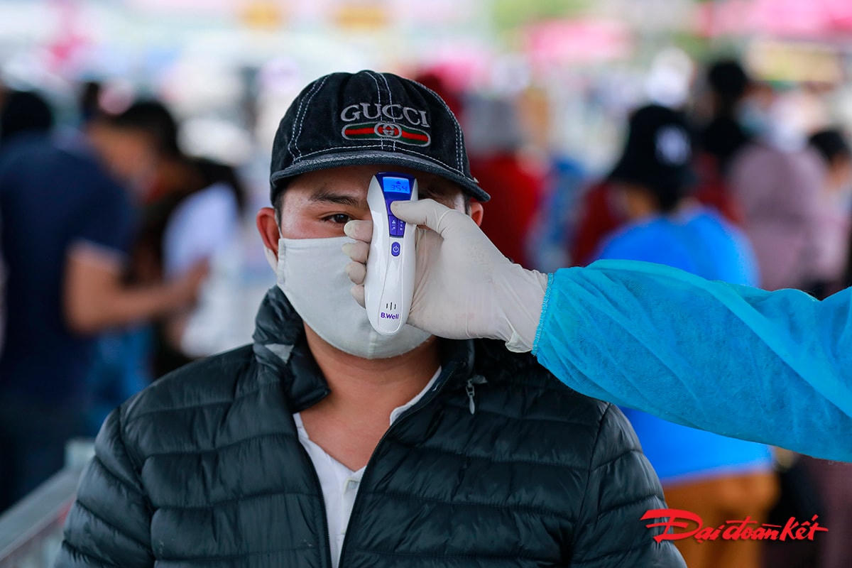 Theo ghi nhận của phóng viên, tại chùa Tam Chúc hôm nay, việc thực hiện công tác phòng chống dịch đã được thực hiện như: Phân làn, luồng trong và ngoài khu du lịch, đo thân nhiệt, phát khẩu trang miễn phí, sát khuẩn tay.