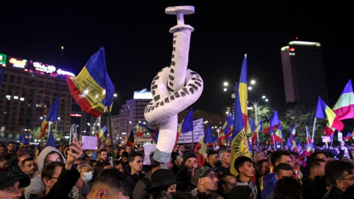 Hàng nghìn người Romania biểu tình phản đối các hạn chế Covid-19 .Ảnh: RT