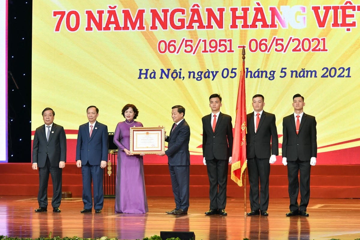 Ngân hàng Nhà nước Việt Nam đón nhận Huân chương Lao động hạng Nhất.
