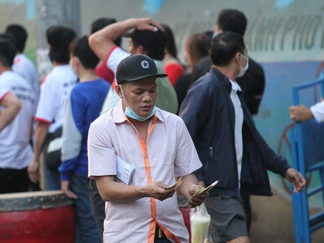 Một dân phe kiểm kê lại những gì mà mình thu được chỉ trong 1 buổi chiều.  