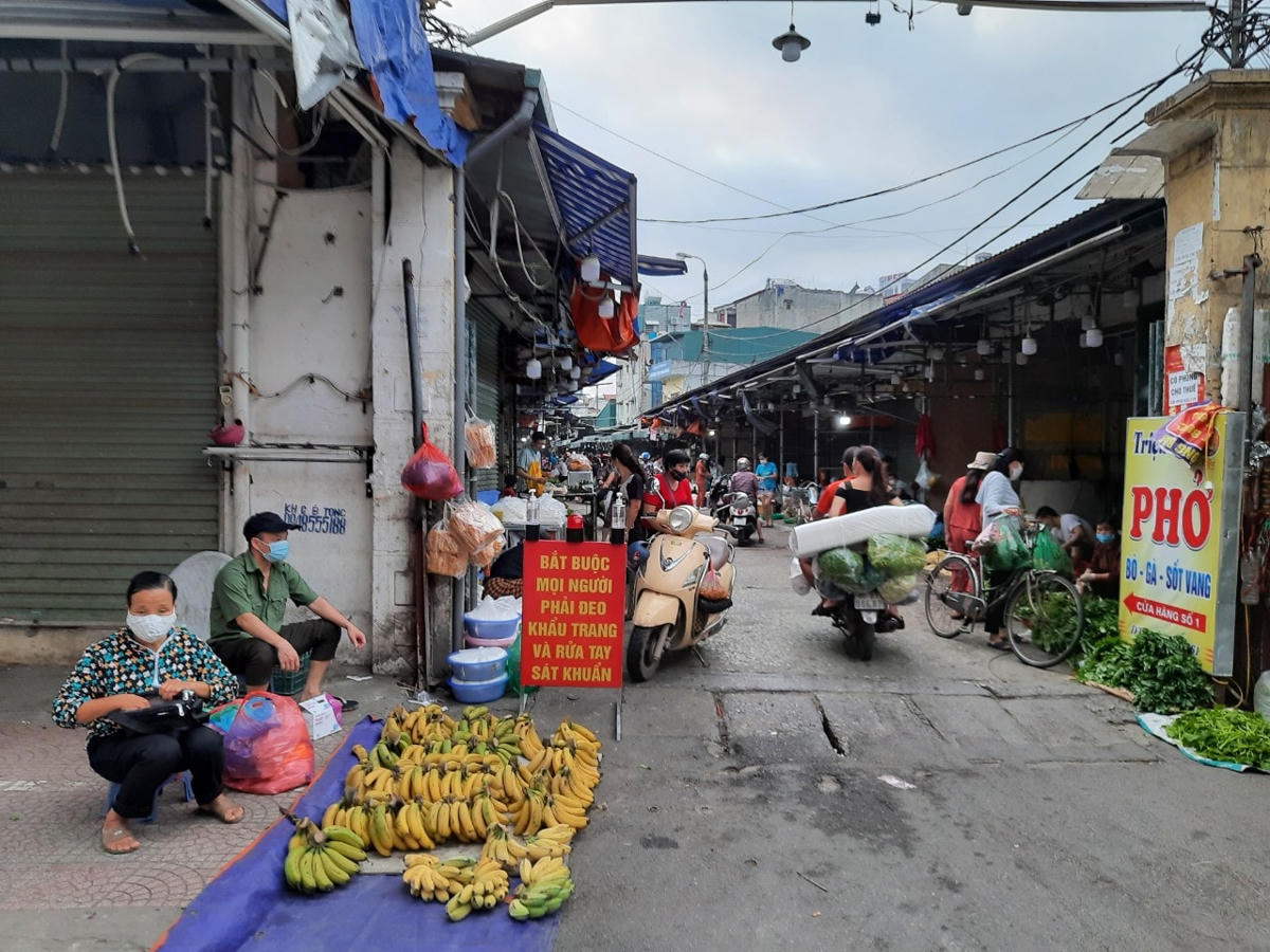 Ban quản lý chợ Phùng Khoang đặt biển báo phòng chống dịch, có bảo vệ túc trực ở cổng ra vào, tuy nhiên đi sâu vào trong chợ thì không có lực lượng tuần tra, nhắc nhở người dân chấp hành công tác phòng dịch.