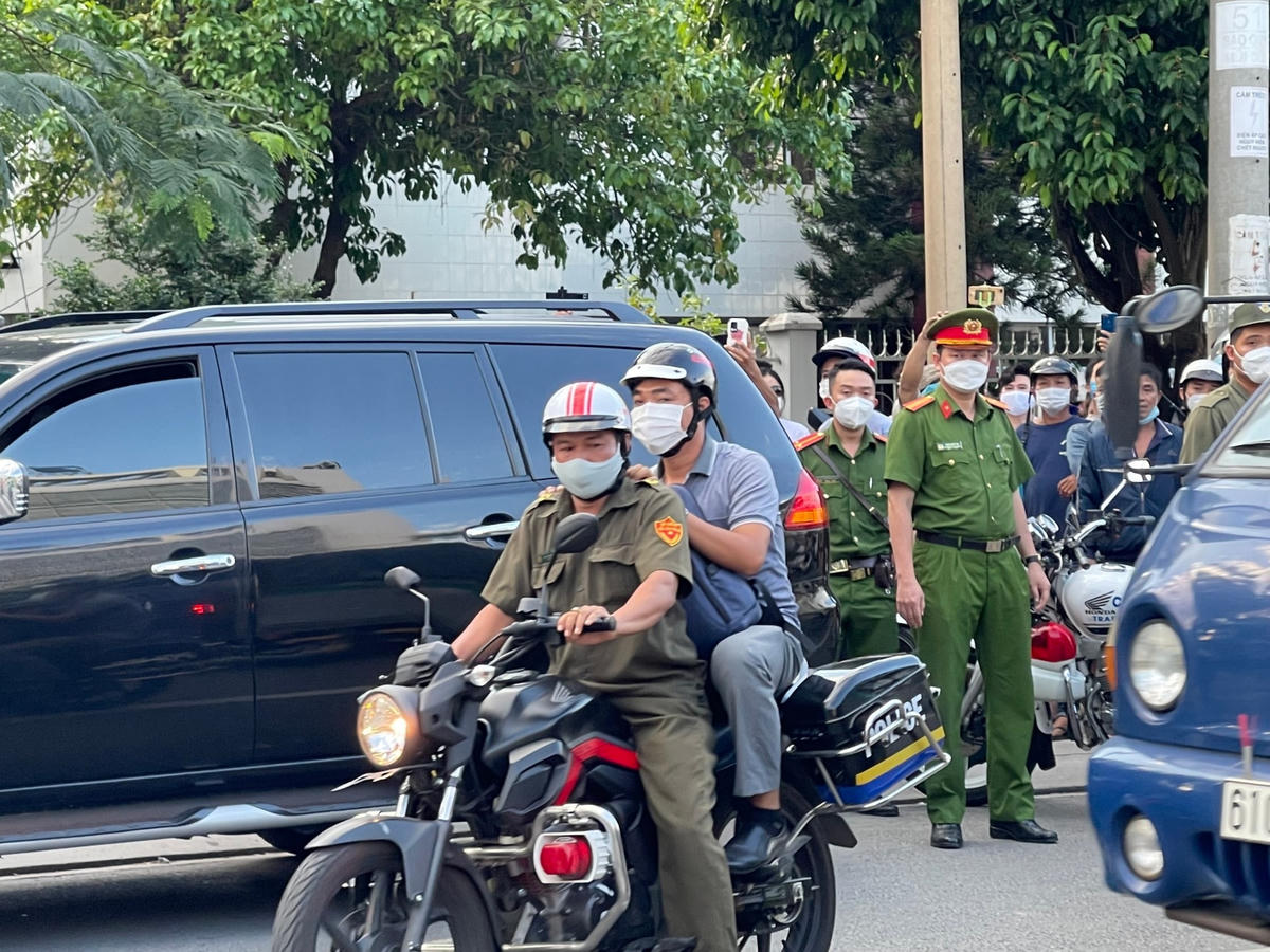 Lực lượng chức năng buộc phải dùng xe chuyên dụng để đưa nhà báo ra ngoài khu vực có thể gây nguy hiểm.
