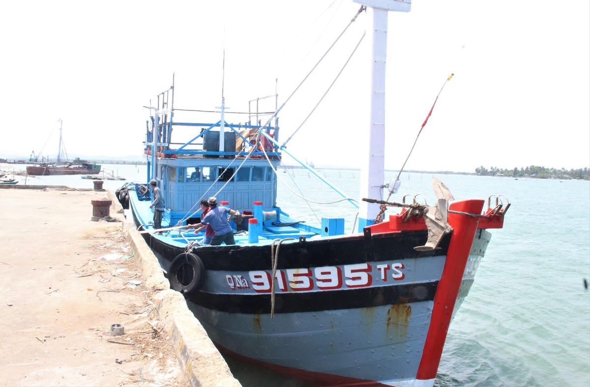 Tàu cá QNa 91595 TS đưa 47 ngư dân trên tàu gặp nạn vào bờ.