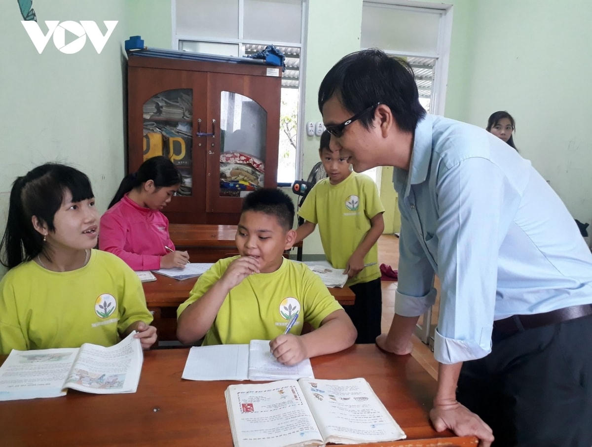 Tấm lòng của thầy giáo khiếm thị cưu mang nhiều trẻ khuyết tật.