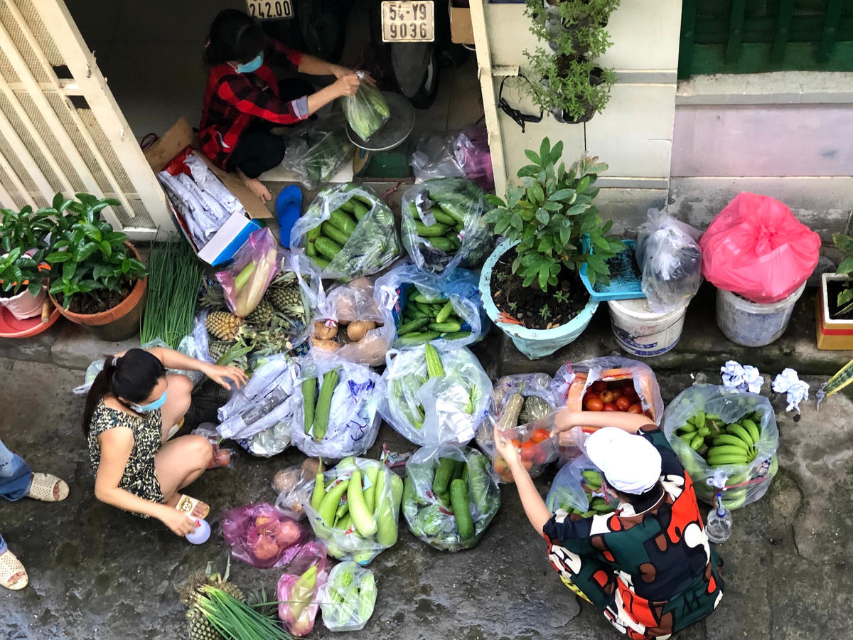 Chợ tự phát bán rau củ quả.