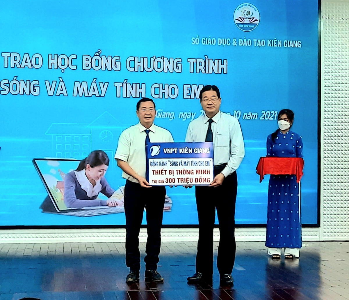 Đại diện VNPT Kiên Giang trao học bổng cho học sinh nghèo hiếu học trên địa bàn. 
