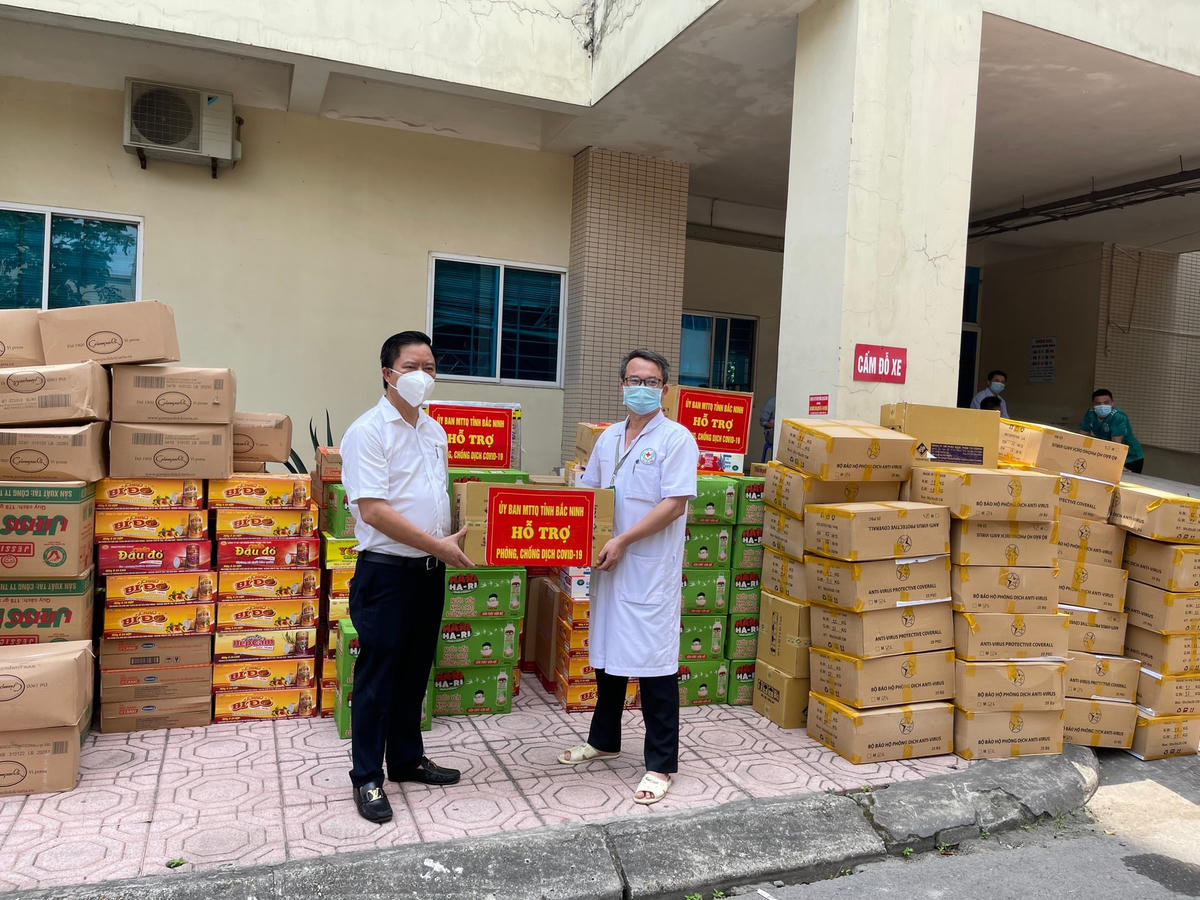 Ông Vũ Hùng, Phó Chủ tịch Ủy ban MTTQ tỉnh Bắc Ninh trao hàng hóa vật tư cho Bệnh viện đa khoa tỉnh Bắc Ninh.
