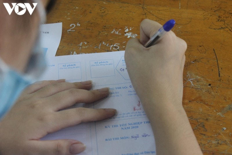 [ẢNH] Thí sinh Hà Nội tuân thủ đeo khẩu trang trong buổi thi đầu tiên